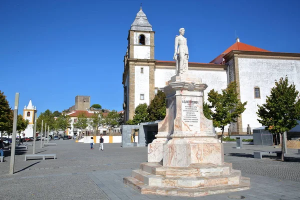 Castelo De Vide, Portugalia - 14 października 2016: Statua Dom Pedro V z kościołem Santa Maria da Devesa i zamek w tle — Zdjęcie stockowe