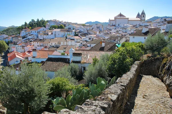 Castelo De Vide, Portugal: Uitzicht op de oude stad met witgekalkte huizen en pannendaken — Stockfoto