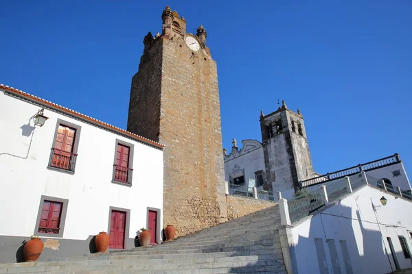 Serpa, Portugalsko: kostel Santa Maria se zvonicí v popředí — Stock fotografie