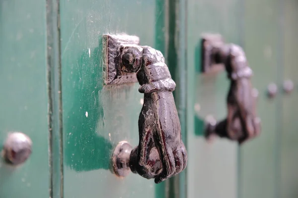 Beja, Portekiz: Detay ahşap bir kapı. Bir el şeklinde her kapı kolu vardır — Stok fotoğraf