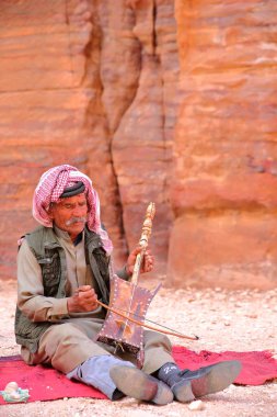Petra, Ürdün - 11 Mart 2016: oynama ve dış Siq şarkı A Bedevi müzisyen 