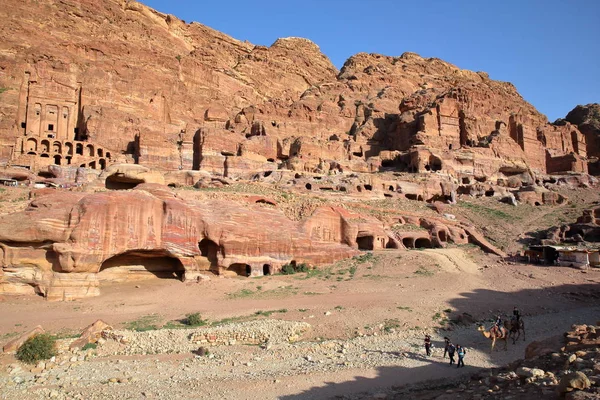 PETRA, JORDANIA: Vista general de las Tumbas Reales con La Tumba de la Urna en el lado izquierdo — Foto de Stock