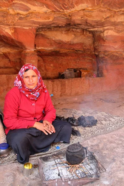 PETRA, JORDANIA, 12 DE MARZO DE 2016: Retrato de una mujer beduina preparando té — Foto de Stock