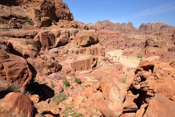 PETRA, JORDANIA: Vista general de Petra con la calle de fachadas en el fondo — Foto de Stock