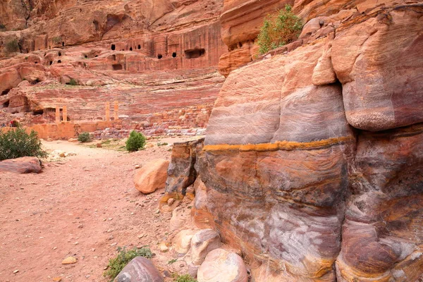 Petra, Jordan: Renkli kumtaşı içinde belgili tanımlık geçmiş tiyatro ile — Stok fotoğraf