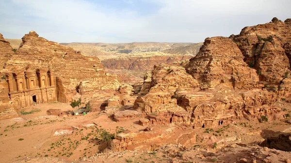 Petra, Jordanien: Allmän bild med det klostret Al Deir till vänster — Stockfoto