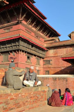 Patan, Nepal - 21 Aralık 2014: Durbar Meydanı'nda tartışmaya Nepal iki adam