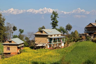 Dhulikhel, Nepal: Kırsal Dhulikhel arka planda Himalaya Dağları ile yakın