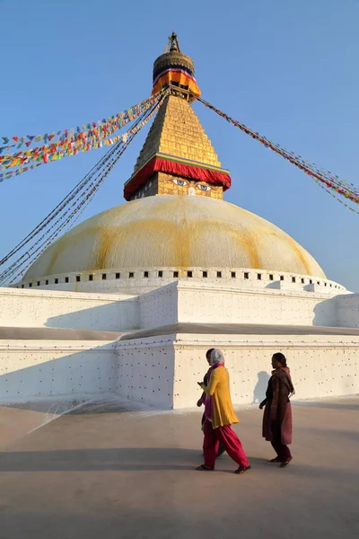 Bouddhanath, Nepal - 22 December 2014: Twee Nepalese vrouwen op de Bouddhanath Stupa in de buurt van Kathmandu — Stockfoto