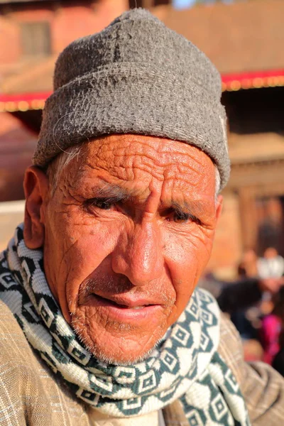 PATÁN, NEPAL - 21 DE DICIEMBRE DE 2014: Retrato de un anciano nepalés en la Plaza Durbar — Foto de Stock