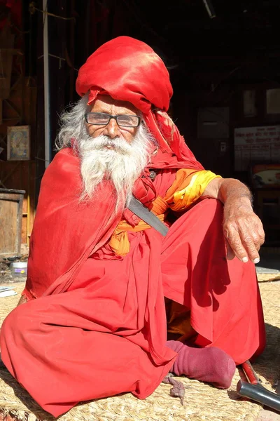 Bodhnath, nepal - 24. Dezember 2014: Porträt eines alten Mannes mit langem Bart im Ichangu Narayan Tempel in der Nähe von Kathmandu — Stockfoto