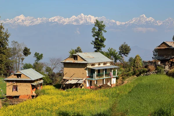 DHULIKHEL, Nepal: Platteland in de buurt van Dhulikhel met het Himalaya-gebergte op de achtergrond — Stockfoto