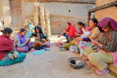 BHAKTAPUR, Nepal - 29 Aralık 2014: onların ev dışında örgü genç kadın