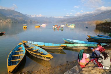 Pokhara, Nepal - 5 Ocak 2015: çamaşır Phewa kıyı Gölü Nepal kadınlar