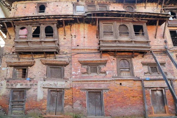 BHAKTAPUR, NEPAL: Fachada de casa tradicional dentro del casco antiguo — Foto de Stock