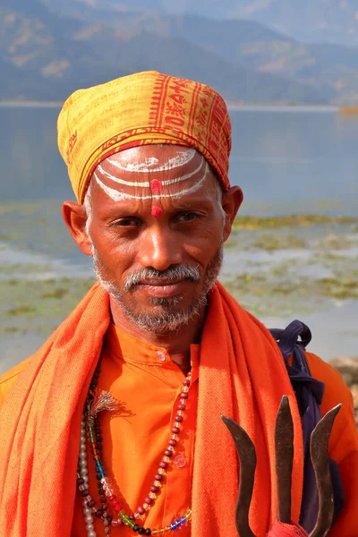 POKHARA, NEPAL - JANUARY 4, 2015: Portrait of a Sadhu or Holy man along the shore of Phewa Lake — Stock Photo, Image