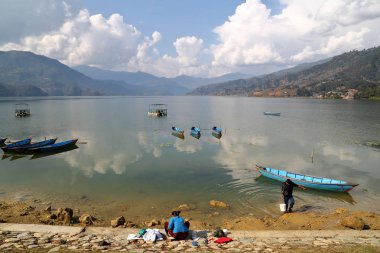Pokhara, Nepal - 8 Ocak 2015: çamaşır Phewa kıyı Gölü Nepal kadın