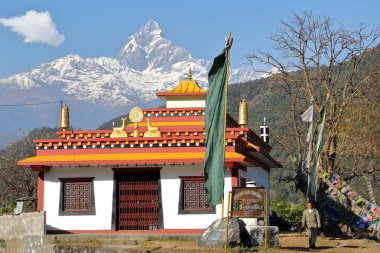 Pokhara, Nepal - 10 Ocak 2015: Pokhara yakınındaki Tibet Tashi çete Maha Guru Tapınağı (ile Machapuchare tepe içinde belgili tanımlık geçmiş)