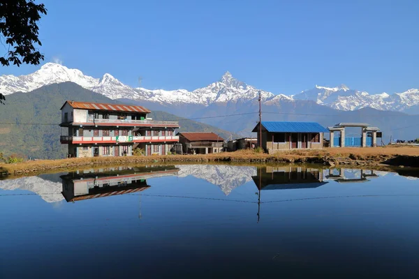 Dhampus, Nepal: Reflecties van de Himalaya-bergen (Machapuchare piek) en huizen in de buurt van Pokhara — Stockfoto