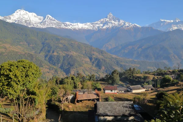 Dhampus, Nepal: Himalaya mountains (met de Machapuchare piek) gezien vanuit Dhampus dorp in de buurt van Pokhara — Stockfoto