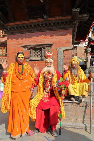 카트만두, 네팔-2015 년 1 월 14 일: 초상화의 3 Sadhus (성자), 한 여자와 두 남자 더르바르 광장에서 — 스톡 사진