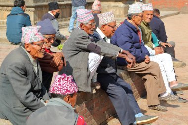 Patan, Nepal - 20 Aralık 2014: toplama ve Dhaka Topi (geleneksel Nepal şapka) Durbar Meydanı'nda giyen Nepal erkekler 