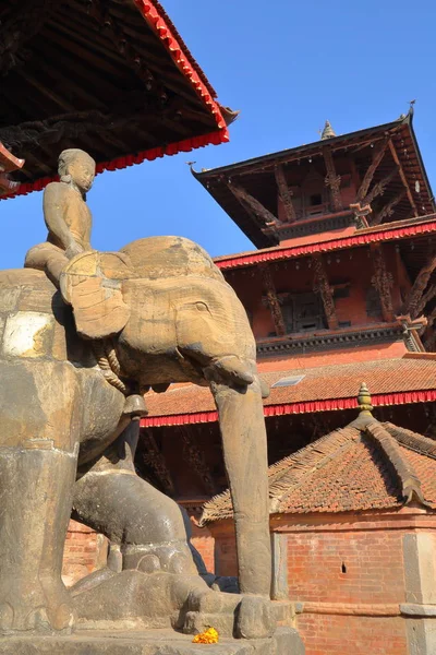 Patan, Nepal: Olifant standbeeld in Bishwanath Mandir tempel, Durbar Square — Stockfoto