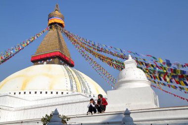 Bodhnath, Nepal - 23 Aralık 2014: Bir genç Nepal çift Bodhnath Stupa Katmandu yakınlarında