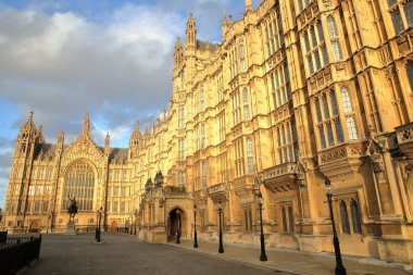 Londra, İngiltere - 31 Aralık 2015: Palace of Westminster (Houses of Parliament) ve Kral Richard heykel ben gün batımında