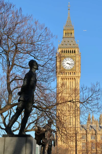 London, Storbritannien - 16 mars 2014: Big Ben Clock tower med parlamentet torget statyer i förgrunden — Stockfoto