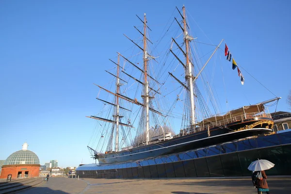 LONDRES, Reino Unido - 23 de diciembre de 2015: The Cutty Sark Tea Clipper in Greenwich with the dome entrance to the foot tunnel in Background — Foto de Stock