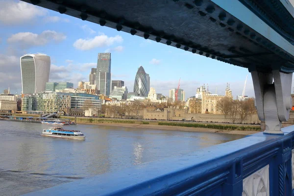 London, Storbritannien - December 31:2015 Visa av det finansiella distriktet i City of London från Tower Bridge — Stockfoto