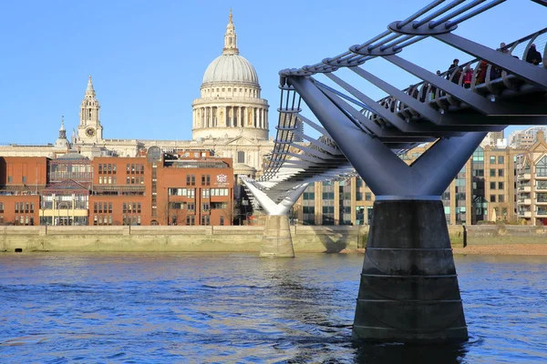 London, Storbritannien - 31 December 2015: Utsikt över St Paul's Cathedral och Millennium Bridge — Stockfoto