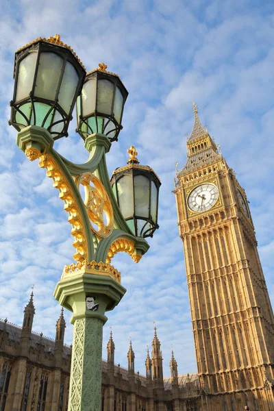 LONDRES, Reino Unido: Vista del Big Ben y las Casas del Parlamento desde el Puente de Westminster —  Fotos de Stock
