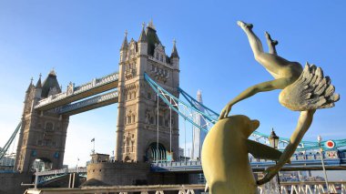 Londra, İngiltere - 11 Aralık 2016: Tower Bridge St Katharine den görünümünü ön planda bir yunus çeşme ile arka plan ve kız 