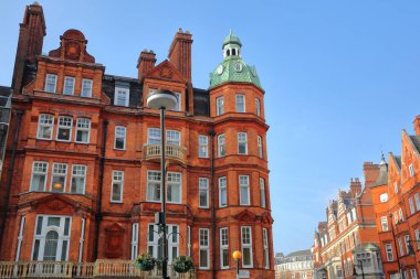 Londra, İngiltere: Kırmızı tuğla Victorian Westminster ilçesinde Berkeley Square ve Mount Caddesi cephe evler.