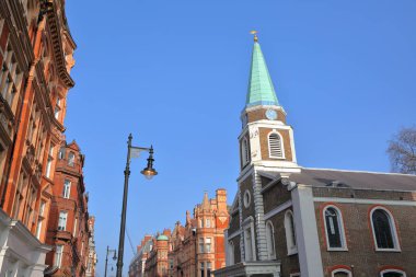 Londra, İngiltere: Grosvenor Chapel ve kırmızı tuğla Victorian cepheler S Audley Street (borough Westminster içinde evler.)