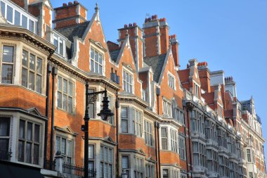 Londra, İngiltere: Kırmızı tuğla Victorian cepheler Mount sokakta (borough Westminster evler.)