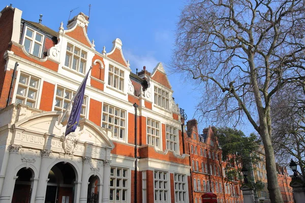 LONDRES, Reino Unido - 13 DE FEBRERO DE 2017: La entrada de Mount Street Gardens (distrito de Westminster) con fachadas de casas victorianas de ladrillo rojo y una Biblioteca Pública en el lado izquierdo — Foto de Stock