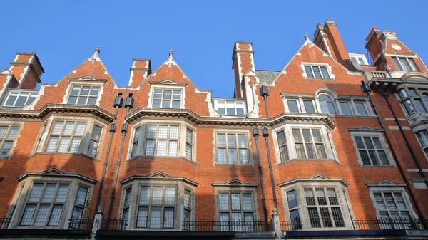 LONDRES, Reino Unido: Fachadas de casas victorianas de ladrillo rojo en Mount Street (borough of Westminster ) — Foto de Stock