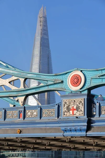 London, Storbritannien: Detalj av arkitekturen av stå hög överbryggar med the Shard i bakgrunden — Stockfoto