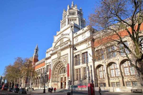 LONDRES, Reino Unido - 28 DE NOVIEMBRE DE 2016: La fachada externa del Victoria and Albert Museum en South Kensington — Foto de Stock