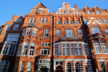 Londra, İngiltere - 28 Kasım 2016: Kırmızı tuğla Victorian cepheler Kensington ve Chelsea ilçesinde evler