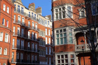 Londra, İngiltere - 28 Kasım 2016: Kırmızı tuğla Victorian cepheler Kensington ve Chelsea ilçesinde evler
