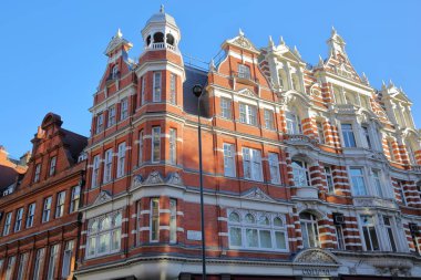 Londra, İngiltere - 28 Kasım 2016: Kensington ve Chelsea ilçesinde Sloane Meydanı'nda cepheler renkli Victoria evler