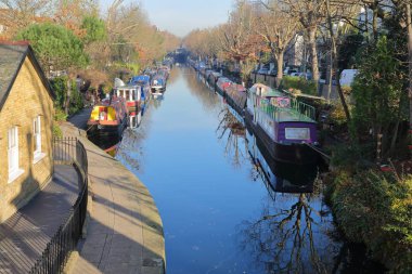 Londra, İngiltere: Küçük Venedik kanallar boyunca renkli mavna yansımalar