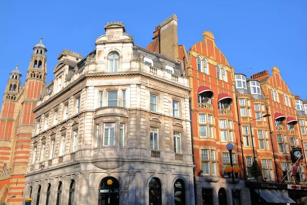 LONDRES, Reino Unido - 28 DE NOVIEMBRE DE 2016: Coloridas fachadas de casas victorianas en Sloane Square en el distrito de Kensington y Chelsea — Foto de Stock