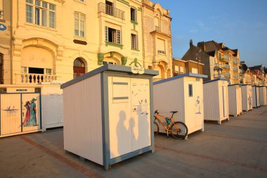 Wimereux, Fransa 26 Ağustos 2016: Plaj kulübe Cote d'Opale, Pas-de-Calais içinde gün batımında