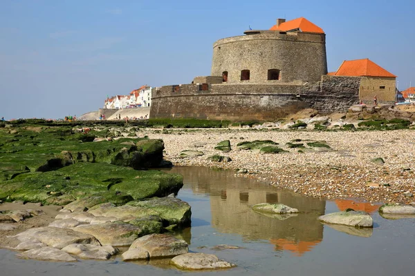 Fort mahon und ambleteuse in cote d 'opale, pas-de-calais, frankreich: blick vom strand bei Ebbe — Stockfoto