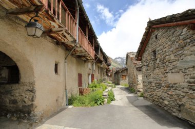 Bonneval-Sur-Arc, Fransa: köyün içinde Vanoise National Park, Kuzey Alpler içinde dar bir sokak